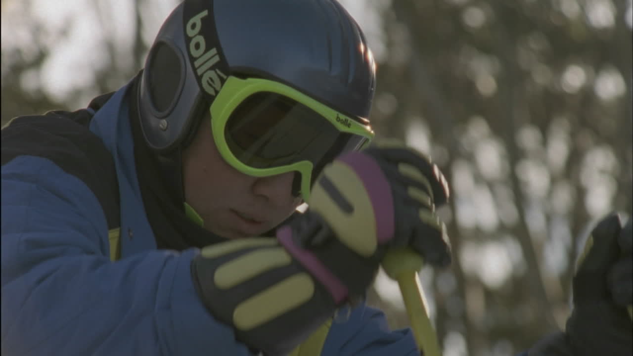 un esquiador se prepara para despegar por una pendiente