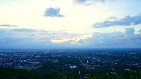 timelapse hat yai city skyline con cielo crepuscular en songkhla en tailandia
