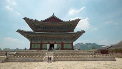 vista de geunjeongjeon en el palacio gyeongbokgung con gente haciendo turismo