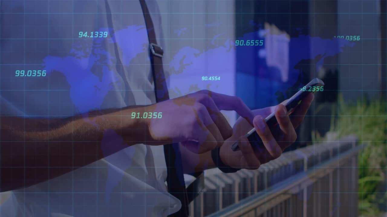 animación del mapa del mundo y procesamiento de datos sobre un empresario caucásico que usa un teléfono inteligente