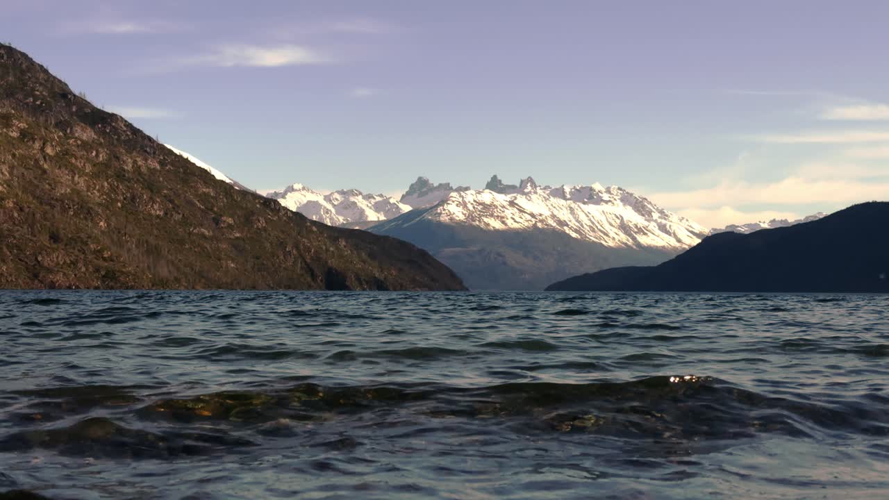 Krystalklar sø og barske bjerge, sø i Patagonien, Argentina.