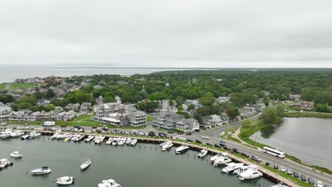 tomada de un avión no tripulado de la ciudad de oak bluffs y la marina en massachusetts