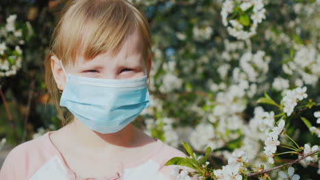 retrato de un niño con una venda de gasa en el contexto de problemas de alergia a los árboles en flor