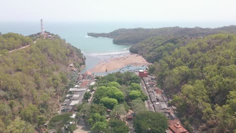 Vista-Aérea-De-Pueblos-Pesqueros-En-Indonesia-Entre-Colinas-Y-Bosques.