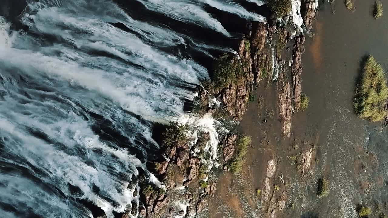 vista aérea vertical de las cataratas victoria, shungu namutitima en la frontera de zimbabue y zambia en áfrica
