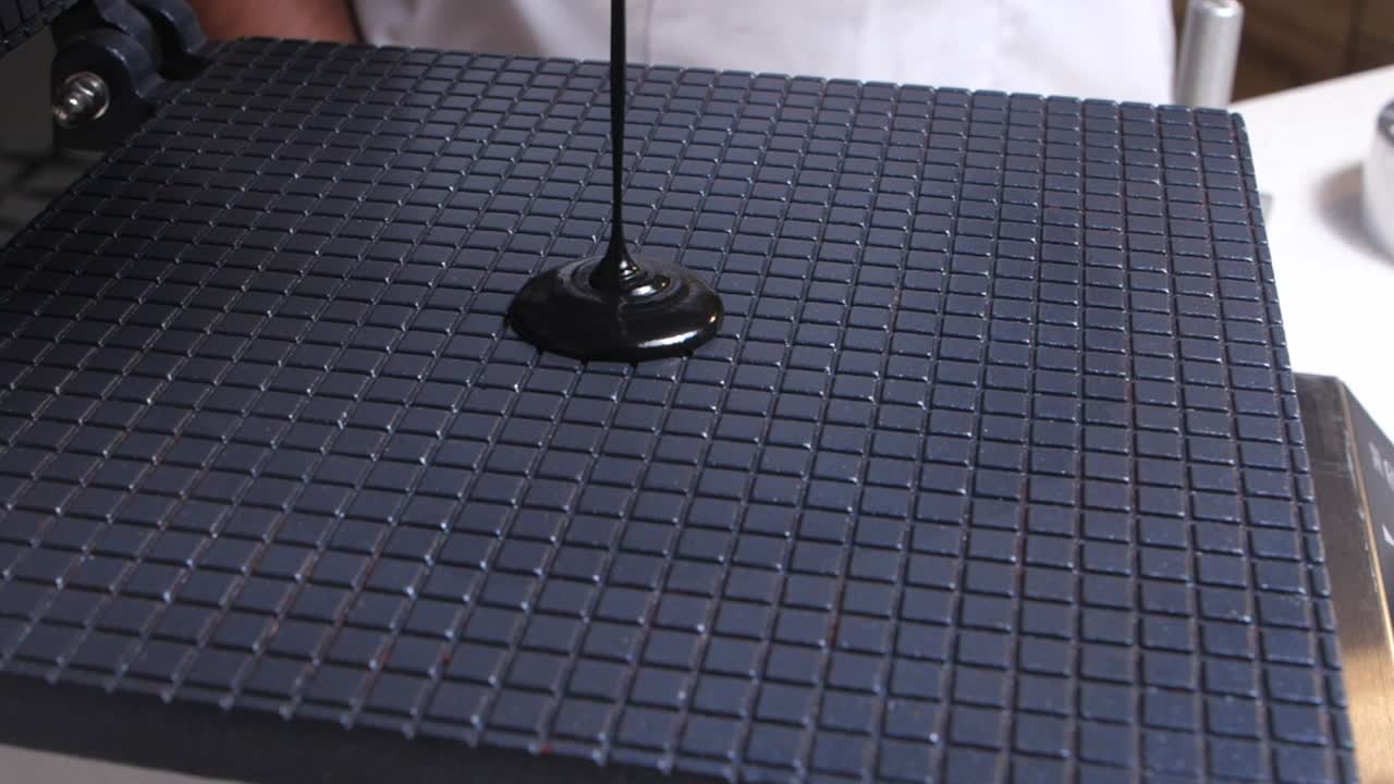 poner la mezcla negra en la máquina de gofres de cono de helado para hacer cono de helado