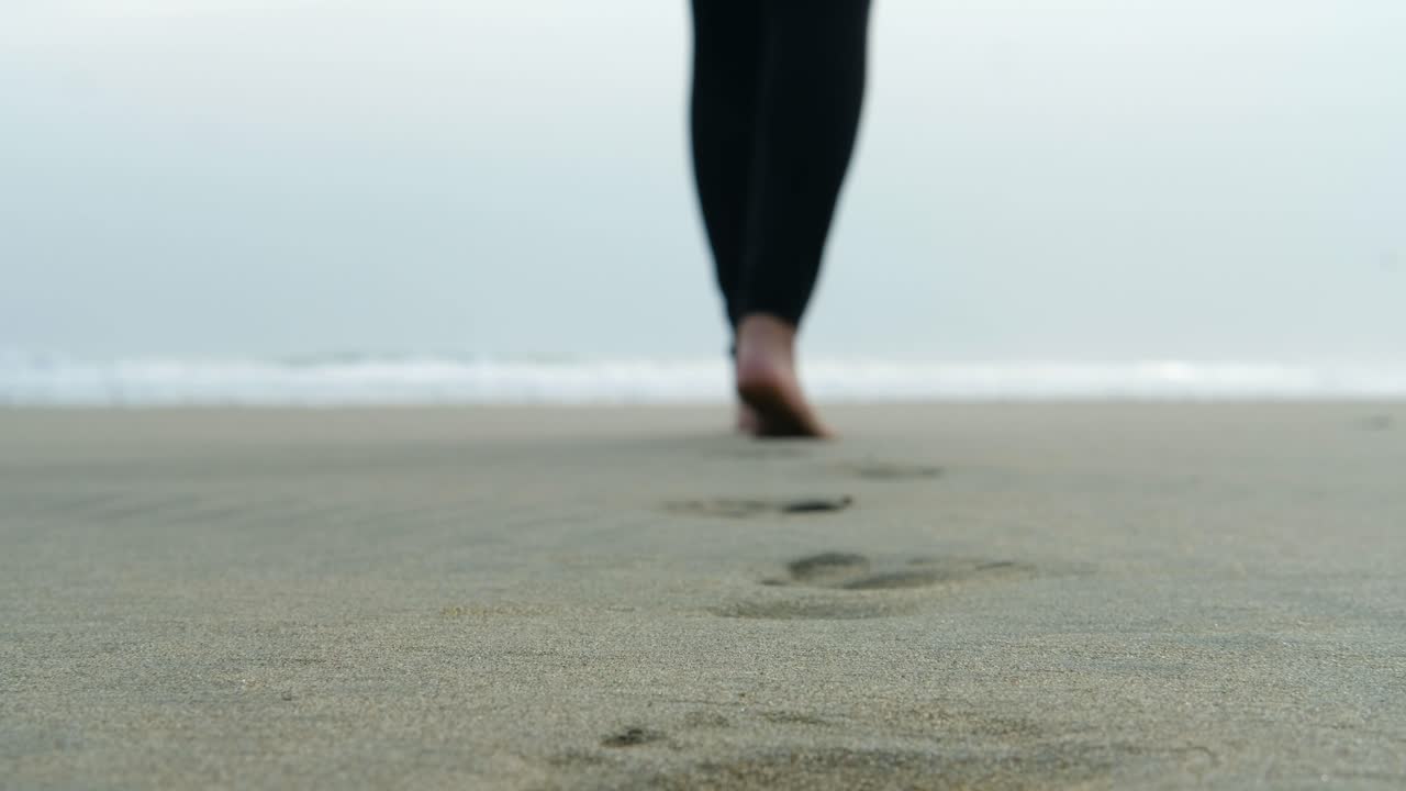 초점이 맞지 않은 여성이 멀리 걷기