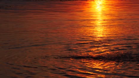 Puesta-De-Sol-Roja-Junto-Al-Lago