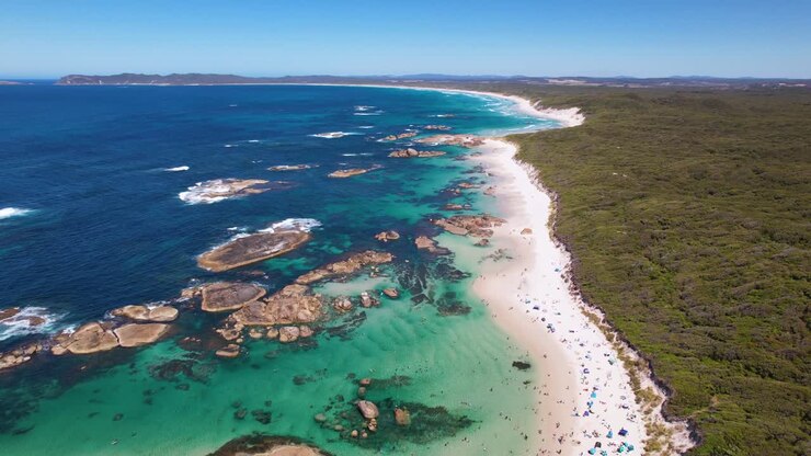 Vista 4K con dron de Greens Pool, una hermosa playa dentro del Parque Nacional William Bay en Denmark, Australia Occidental