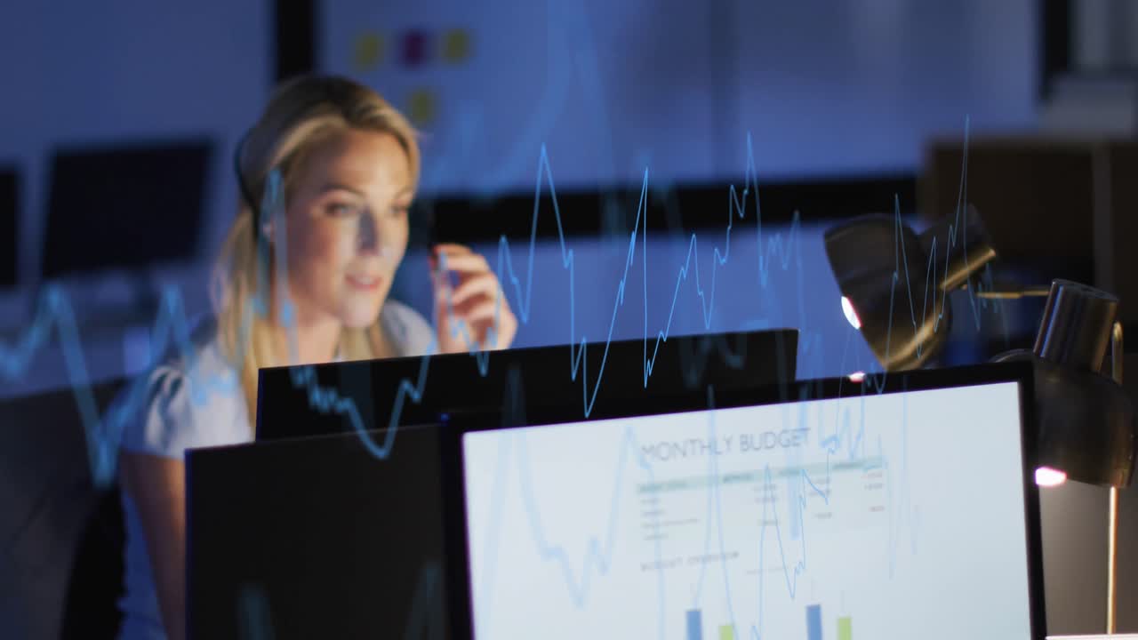 animación del procesamiento de datos financieros sobre una mujer de negocios caucásica que trabaja en la oficina
