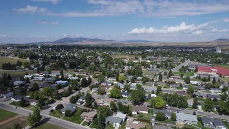 panorama de la urbanización en los suburbios de lewistown, condado de fergus, montana, estados unidos