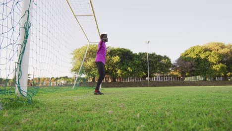 Video-Del-Portero-Afroamericano-En-El-Campo,-Jugando-Al-Fútbol.