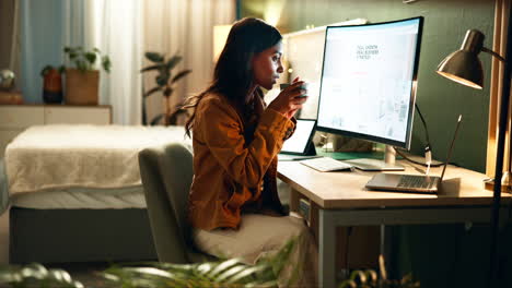 mujer trabajando en la computadora en casa