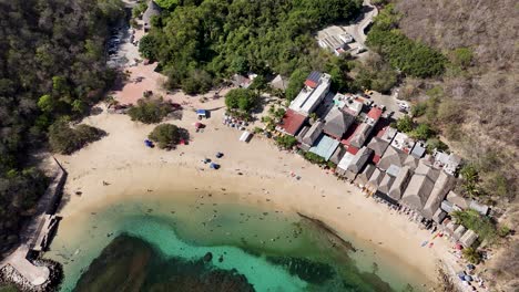 Close-up-shot-of-La-Entrega-Beach-in-Bahias-de-Huatulco,-Oaxaca