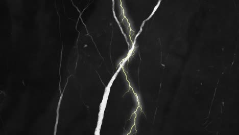 animación de rayos amarillos y blancos en el cielo nocturno