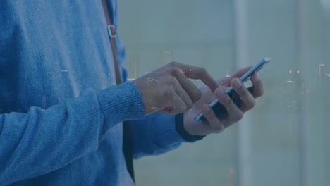 animación de un hombre usando un teléfono inteligente sobre el paisaje urbano