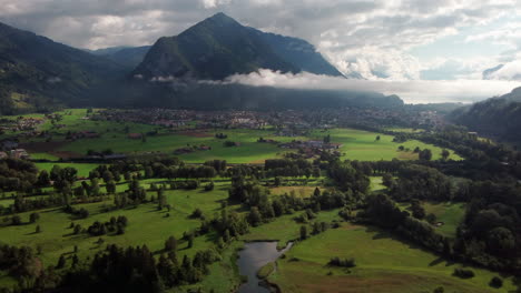 Amplia-Vista-Aérea-Sobre-El-Vasto-Valle-De-Interlaken-Entre-Los-Alpes-Suizos