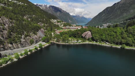 toma aérea de un pequeño pueblo increíble en un valle durante el verano