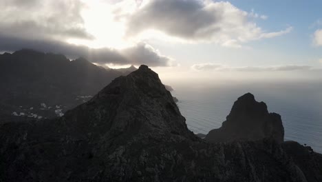 Vista-Aérea-Del-Pueblo-De-Montaña-En-La-Isla-Volcánica-De-Tenerife,-Islas-Canarias,-Durante-La-Puesta-De-Sol