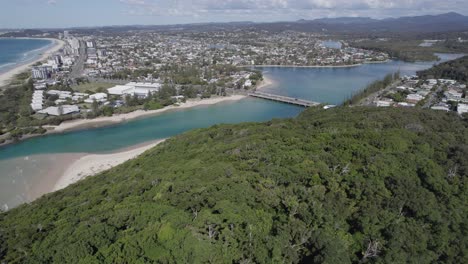 Volar-Sobre-La-Densa-Selva-Tropical-Del-Parque-Nacional-Burleigh-Head-Y-El-Puente-Tallebudgera-Creek-En-Gold-Coast,-Queensland,-Australia