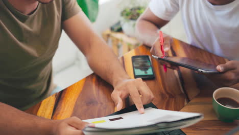 dos hombres jóvenes irreconocibles charlando sobre el café