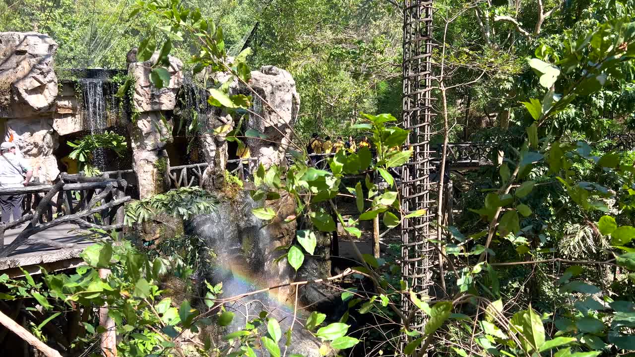 пышная зелень и водопад в чонбури, таиланд