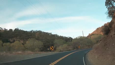 navegando a la velocidad de la luz por las colinas y los bosques de california