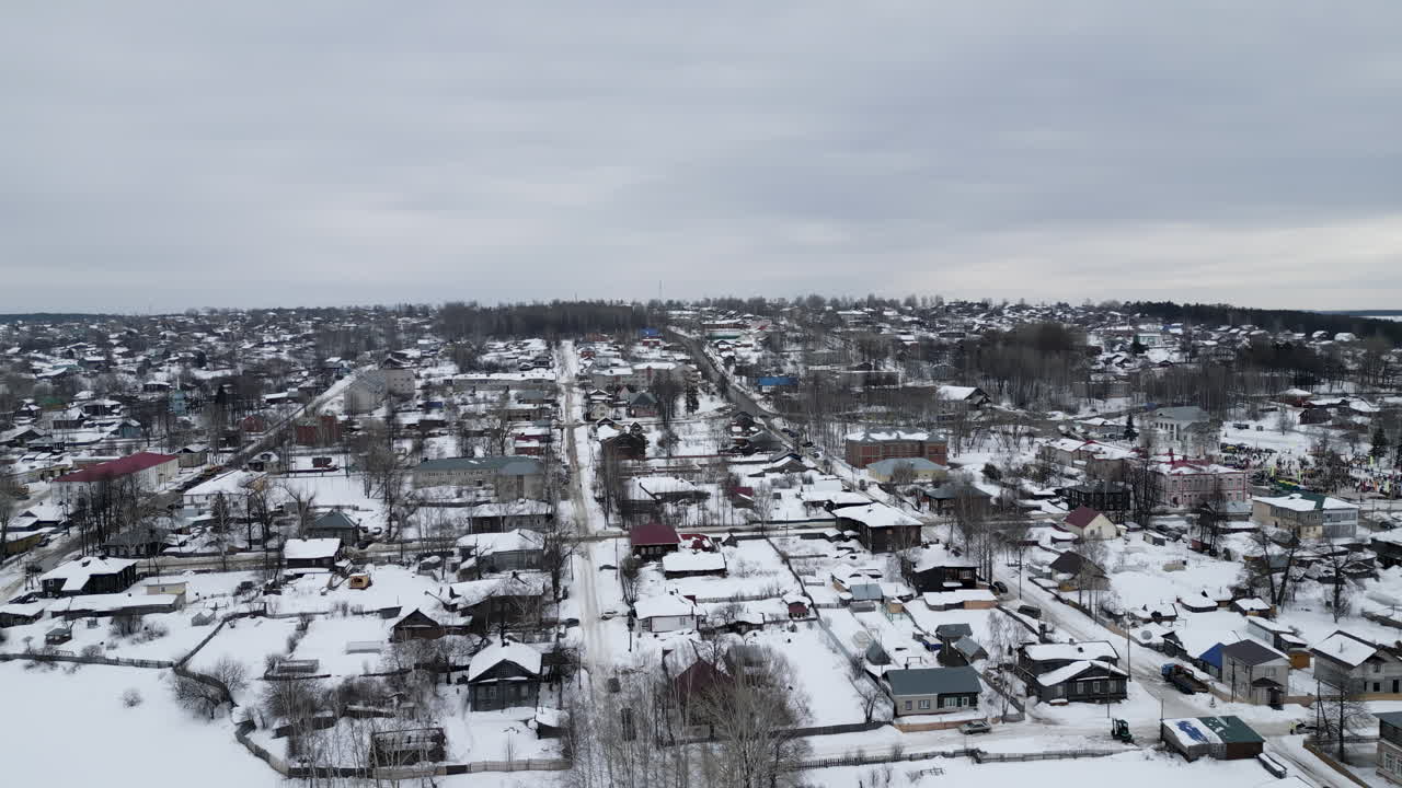 눈 인 마을의 공중 풍경