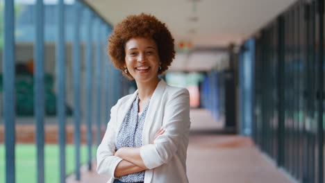 Retrato-De-Una-Sonriente-Maestra-De-Escuela-Primaria-Al-Aire-Libre-En-La-Escuela