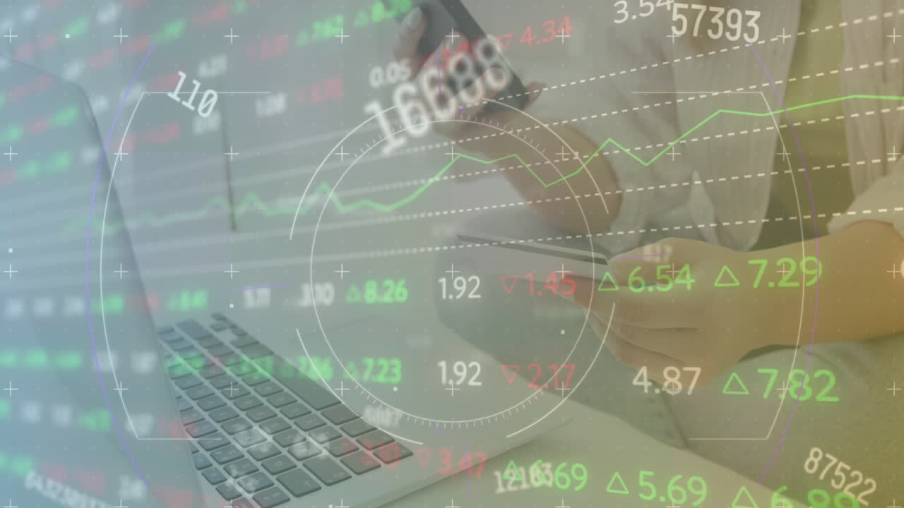 animación de círculos, tablero de negociación, cambio de números, sección media de mujer caucásica usando teléfono celular