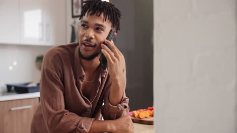 hombre hablando por teléfono en la cocina