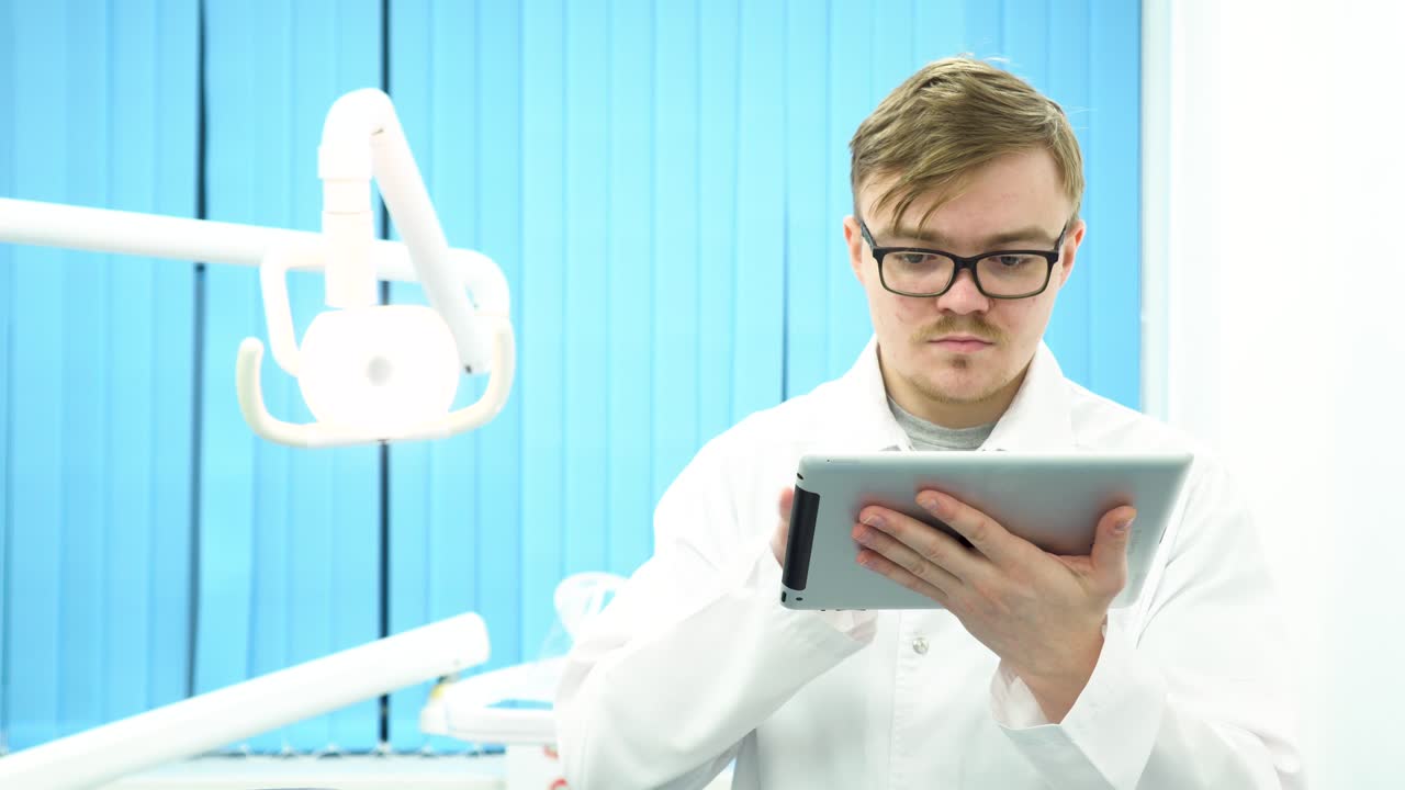Dentista che usa un tablet nello studio