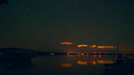 Burt-Lake-Im-Norden-Von-Michigan,-Nacht,-Zeitraffer,-Abend,-Bewölkt,-Ruhiger-See,-Orangefarbene-Lichter,-Bewegung,-Docks-Mit-Booten,-Hafenquellen,-Petosky,-Große-Seen,-Mackinaw,-Noch-Bewegung