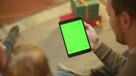 pareja joven y niño hablando con la familia en la tableta