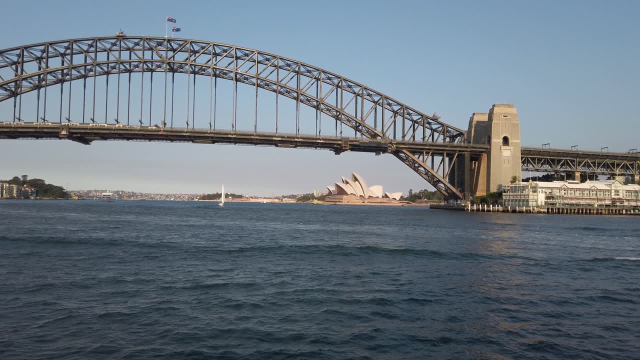 시드니, 뉴사우스웨일스, 호주 - 와이드 샷에서 일몰 동안 백그라운드에서 오페라 하우스와 하버 브리지의 전망