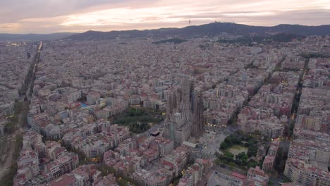 Antena-De-Puesta-De-Sol-En-Barcelona,-Capital-De-España-Con-La-Sagrada-Familia-De-Gaudí.