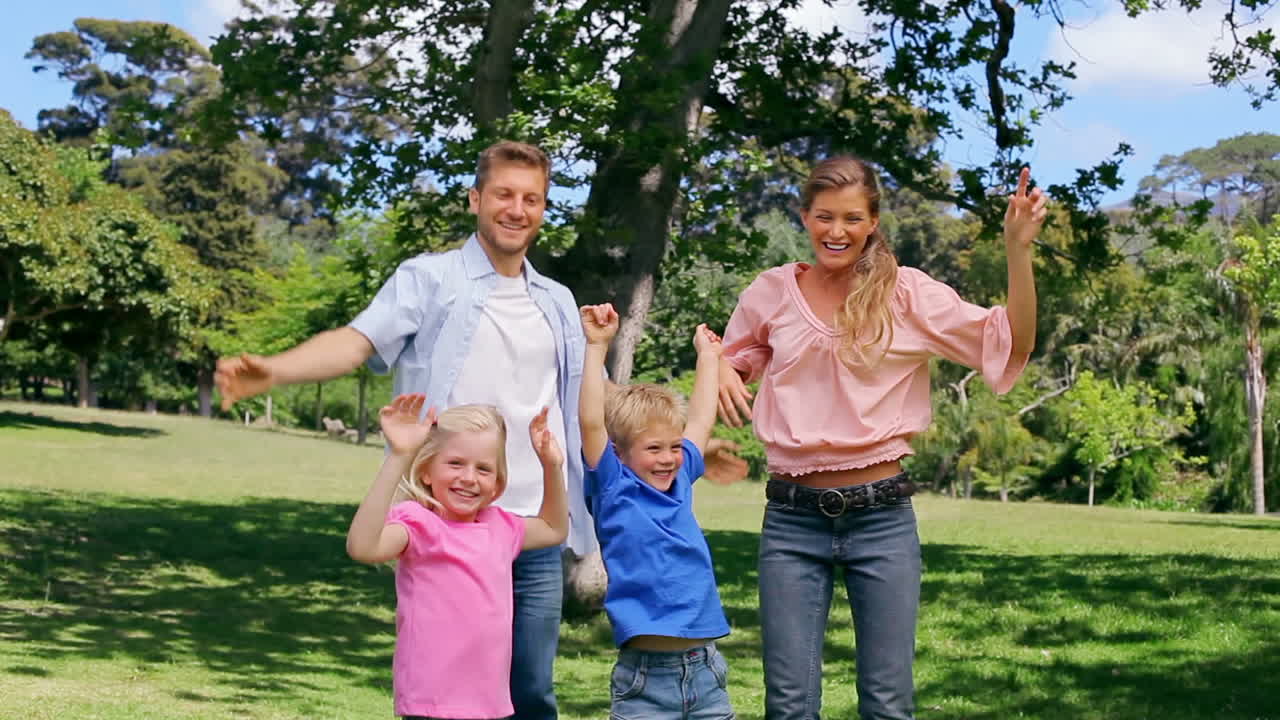 familia saltando arriba y abajo con los brazos levantados