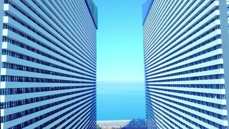 il drone vola tra due edifici con finestre di vetro.