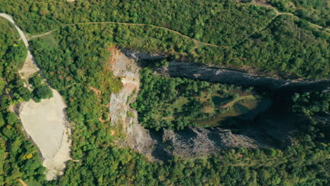 imágenes aéreas de una antigua cantera de piedra caliza con lagos, velka amerika, república checa