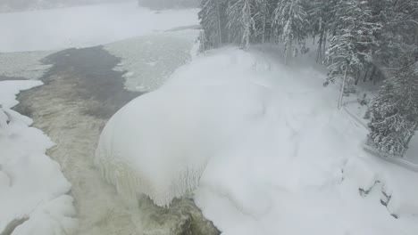 Wunderschöne-Eisformation-Rund-Um-Den-Mächtigen-Fluss,-Der-Durch-Den-Kalten-Amerikanischen-Winter-Entstanden-Ist