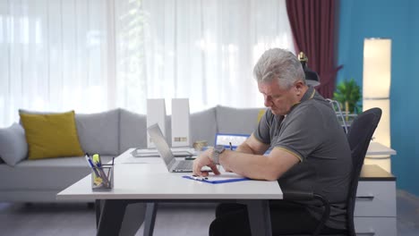 Hombre-Trabajador-De-Oficina-En-Casa-Trabajando-En-Una-Computadora-Portátil.