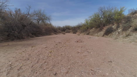 antena - drone se cierne sobre el río seco del desierto