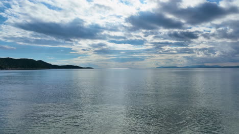 Drohnenflug-Durch-Den-Wald-Und-über-Das-Meer