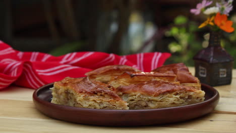 baklava casero colocado en un plato junto al jarabe en botella