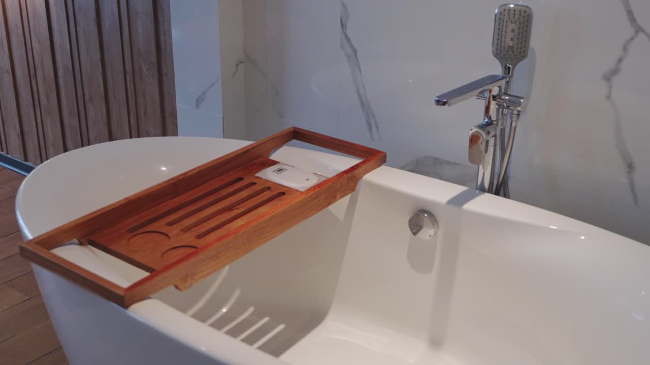 럭셔리 호텔 객실 내에 자유롭게 서 있는 돌 목욕을 둘러싼 영화 팬