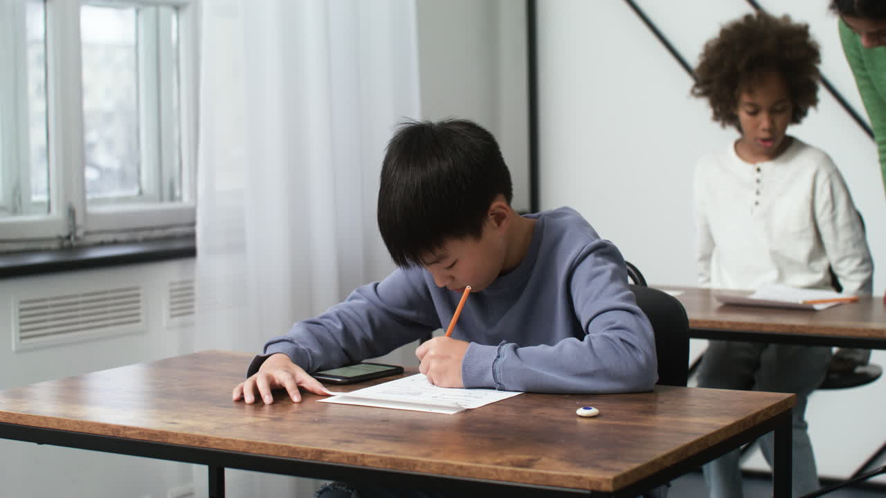 학교 에 있는 아시아 소년