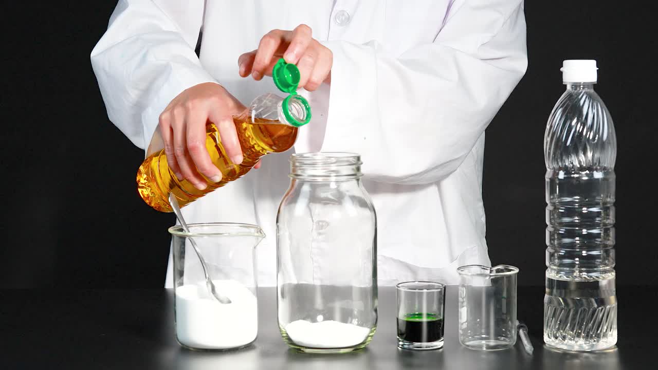 los niños llevan a cabo un experimento científico creando una lámpara de lava utilizando aceite, agua y tinte en un entorno de laboratorio