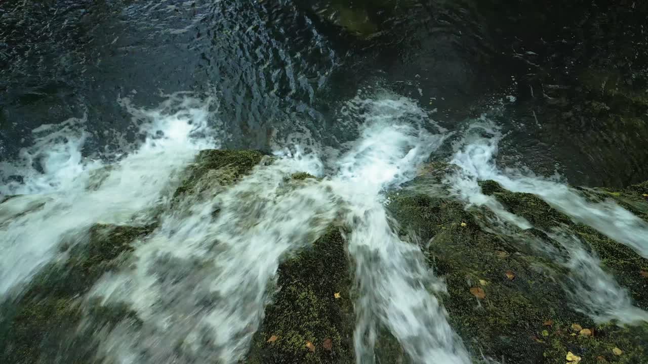la cascada de parga se sumerge en una cuenca natural en zas - una coruña, españa