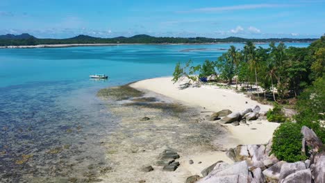 Tropeninsel-Mit-Weißem-Sandstrand-In-Der-Luft-In-Indonesien