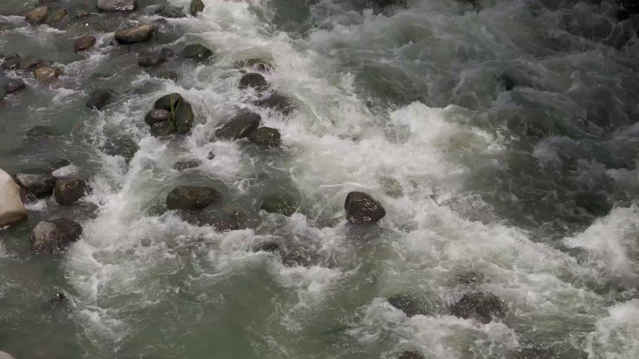 Rapide impetuose che scendono lungo un fiume roccioso.
